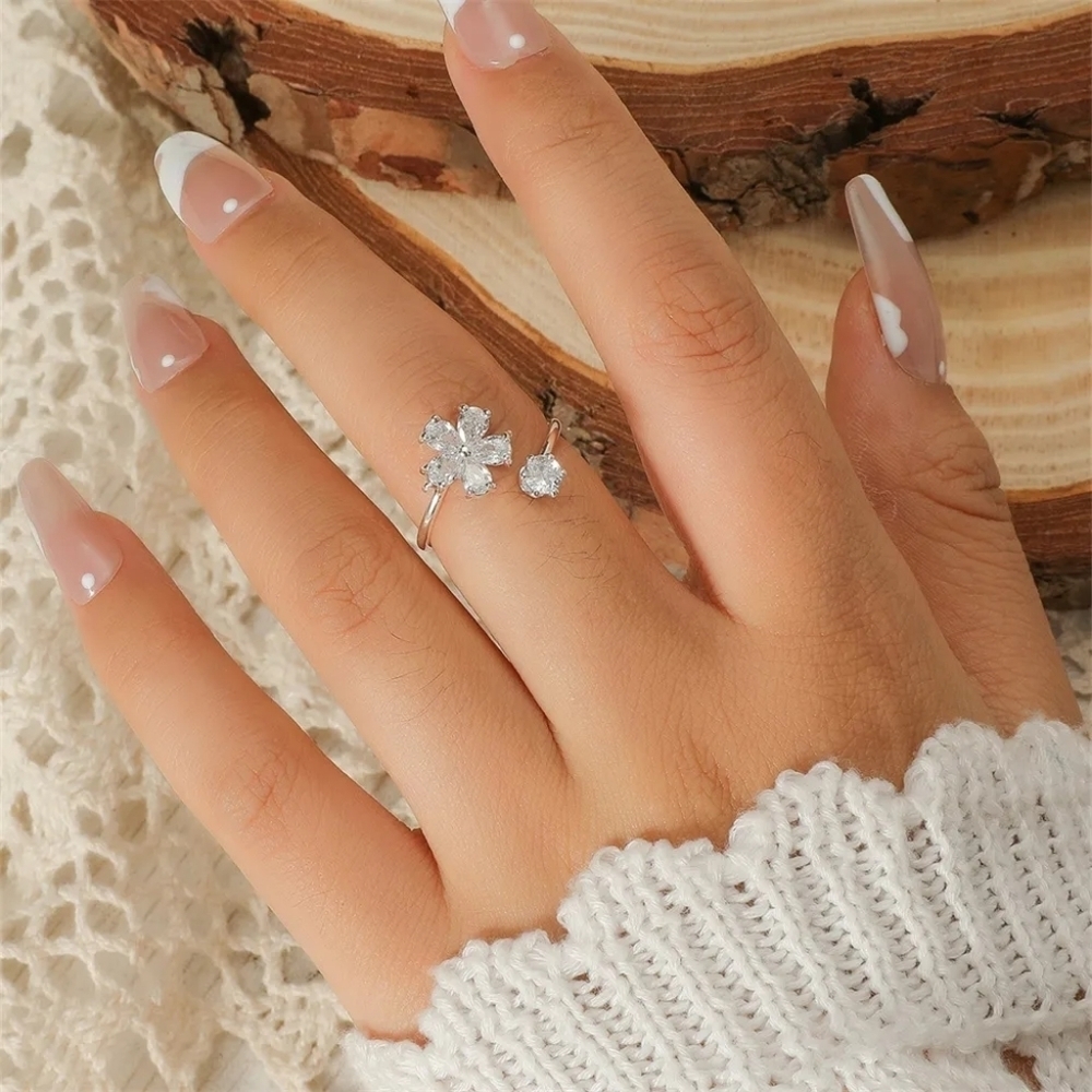 NWT Rhinestone Flower Cute Ring